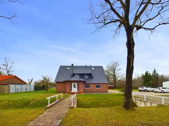 !! Einmalige Chance !!
Modernisierter Resthof mit viel Potenzial und ideal zur Pferdehaltung auf 14198 m²