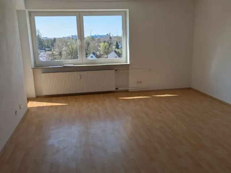Aktuell in der Renovierung: 3-Zimmer-Wohnung mit Balkon in Lehe - 81 m²