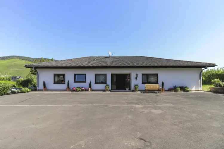 Sofort Wohlfühlen: Großzügiger Bungalow mit großem Hof und Terrasse mit Moselblick