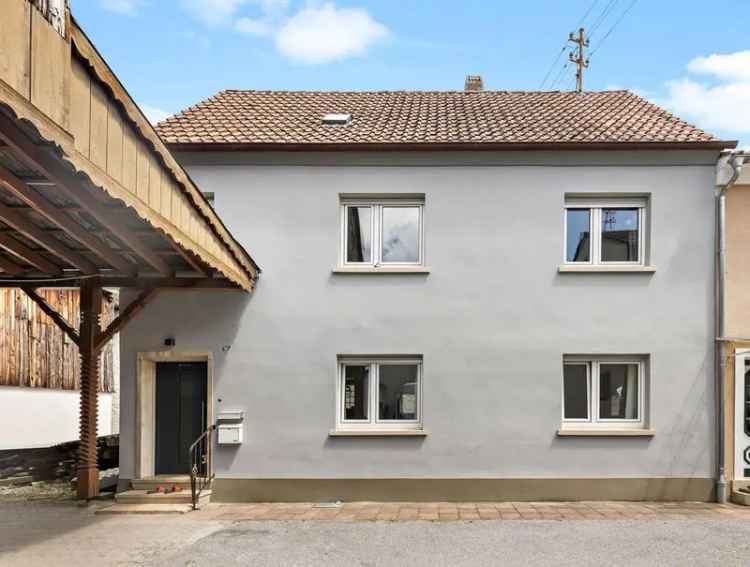 Zweifamilienhaus - 2021 saniert - mit Scheunen und großem Garten!