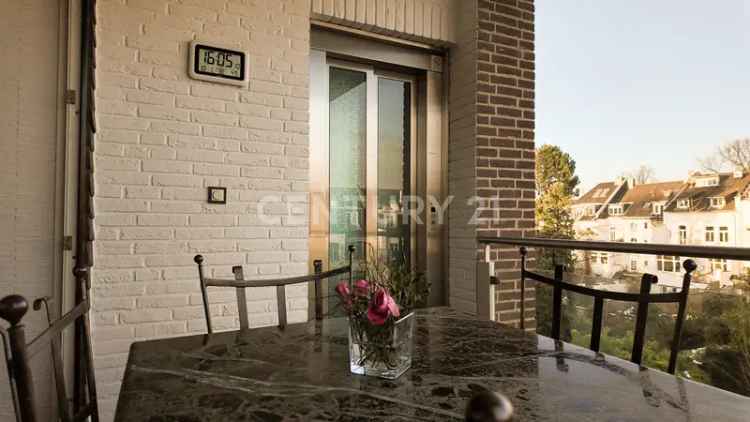 Residieren in einer exklusiven Penthouse-Maisonette Wohnung mit Rheinblick in Oberkassel