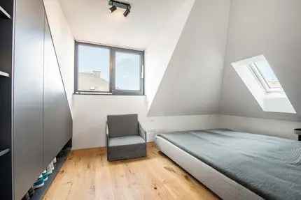 Stylisches Design: Soeben sanierte 2-Zimmer-Wohnung mit großer Dachterrasse