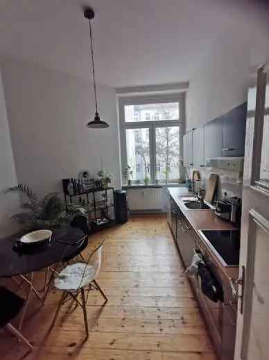 Gut geschnittene und vermietete Altbaueigentumswohnung im Friedrichshainer Samariterkiez in 10247 Berlin
