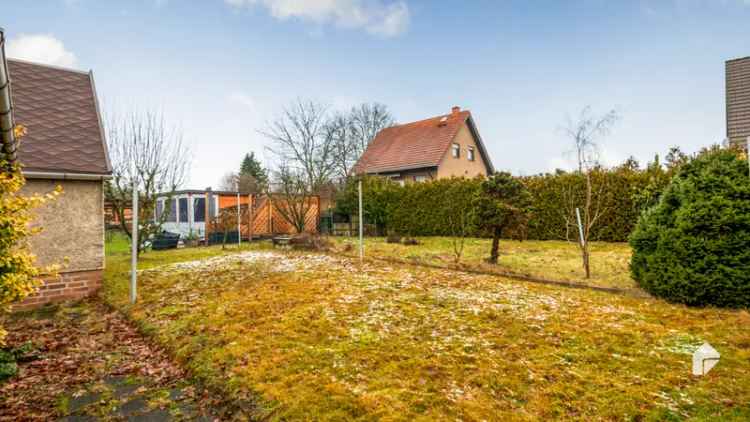 Raum für individuelle Wohnträume: Einfamilienhaus mit Garage, Nebenhaus und Garten 