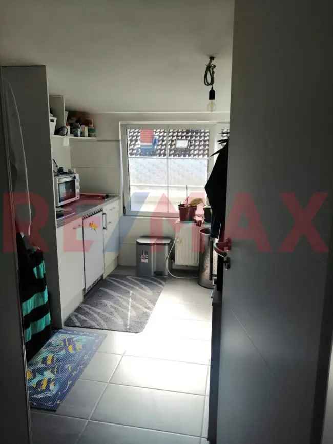 Sanierte vermietete DG Wohnung in 3FH mit Stellplatz und Gartenanteil