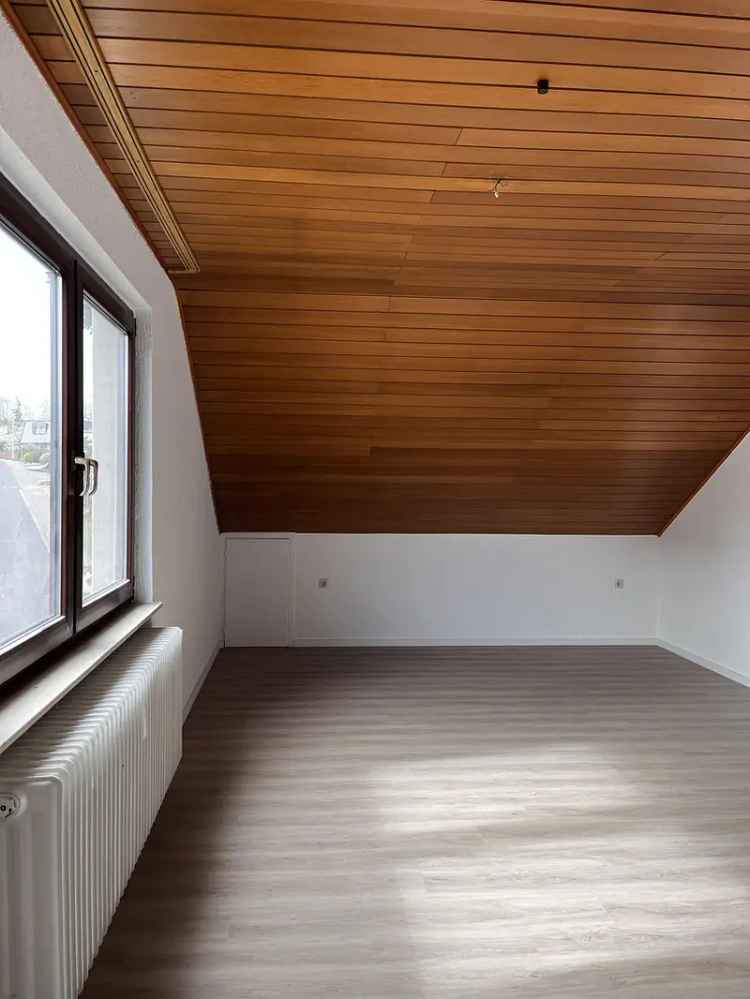 Schöngeschnittene vollrenovierte Dachgeschosswohnung mit EBK