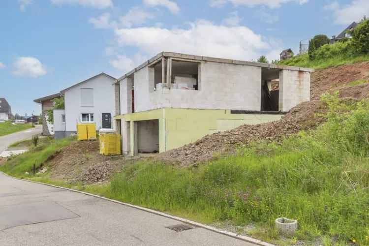 Einfamilienhaus im Rohbau mit Garten, Freistellplatz und Doppelgarage in naturnaher Lage