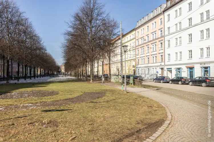 Lichtdurchflutete 2-Zimmer-Wohnung im Rückgebäude mit Altbauflair direkt am Bordeauxplatz