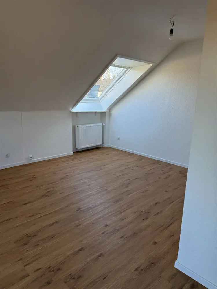 Do Hombruch 3 Zi DG Wohnung 77qm frisch renoviert