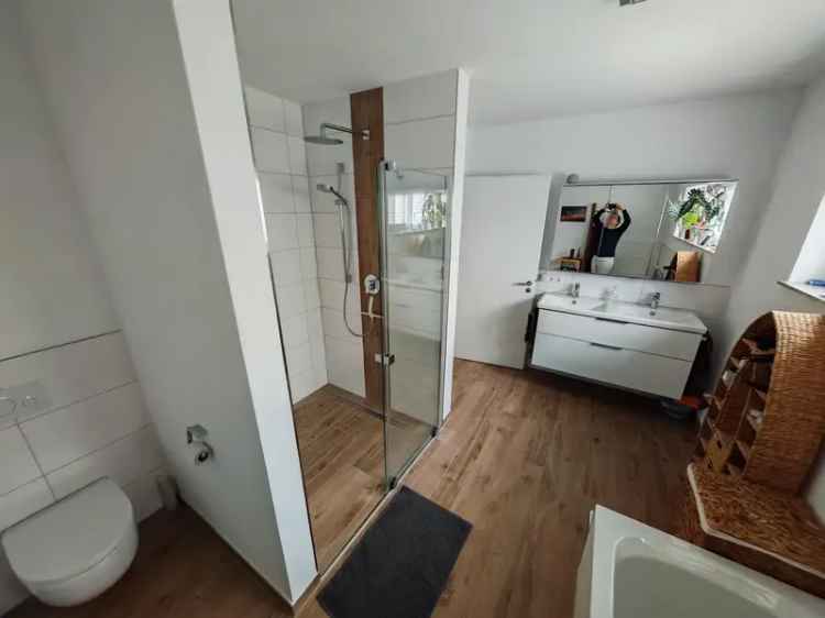 Neuwertige EG Wohnung mit Garten und 2 Stellplätzen