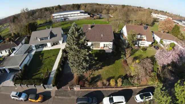 Haus mit großem Grundstück und Pool in Hanau