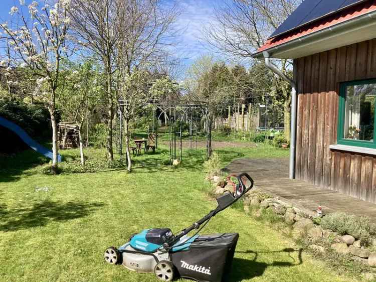 Energieeffizientes Einfamilienhaus (Energieklasse A+) aus Holz mit zwei Baugrundstücken