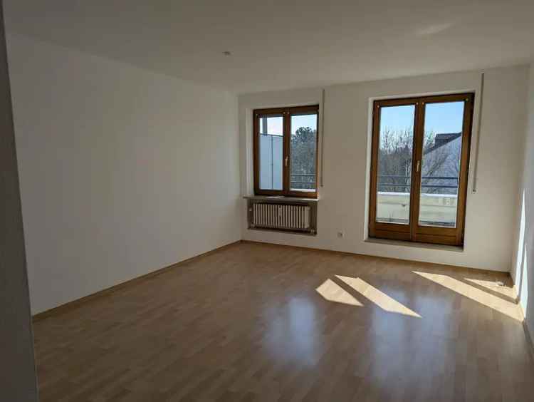Erstbezug nach Sanierung mit Balkon und EBK: 2-Zimmer Wohnung, großer sonniger Balkon