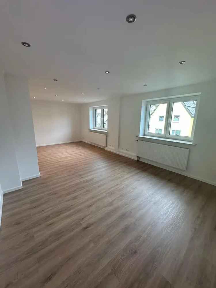 Freundliche 2-3 Raum-Wohnung mit begehbarer Dusche und Einbauküche (o. Elektrogeräte) in Egelsbach