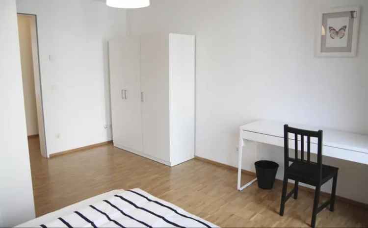 Einbettzimmer in 4-Schlafzimmer Wohnung