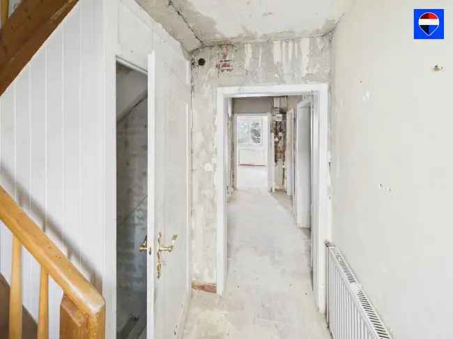 Top Lage!  Renovierung oder Neubau
Grundstück mit Einfamilienhaus, Garten und Garage