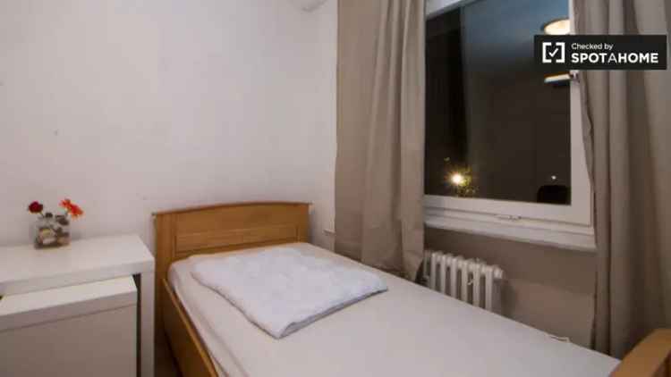 Helles Zimmer in Apartment mit 4 Schlafzimmern in Spandau, Berlin