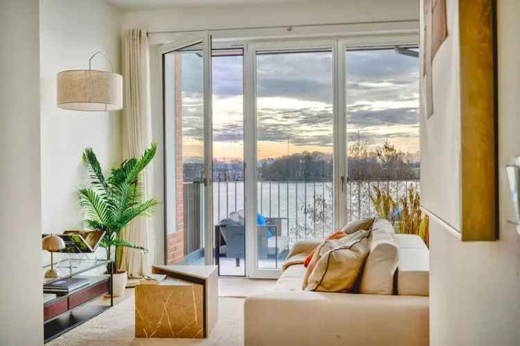 Mit tollem Wasserblick: 3 Zimmer im EG mit großer Sonnenterrasse und 2 Bädern – JETZT SICHERN