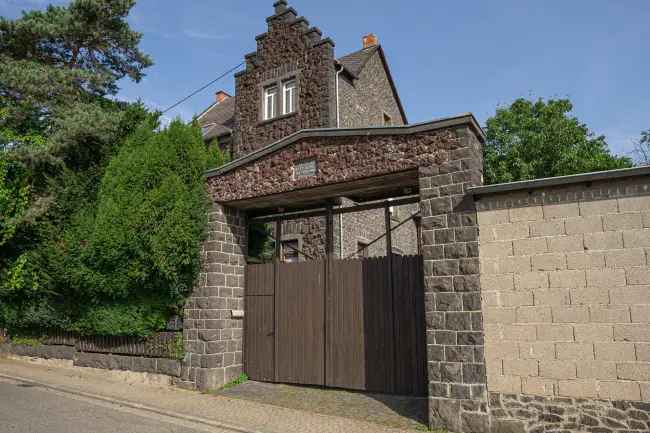 Mehrgenerationenhaus mit Remise, Scheune und Garagenkomplex am Ortsrand von Thür mit viel Potential