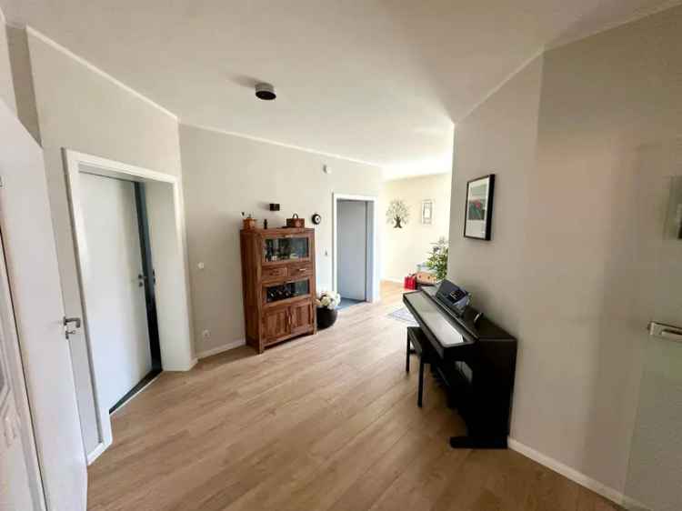 Hochwertige EG – Wohnung über 2 Ebenen mit 2 Garagen zu verkaufen