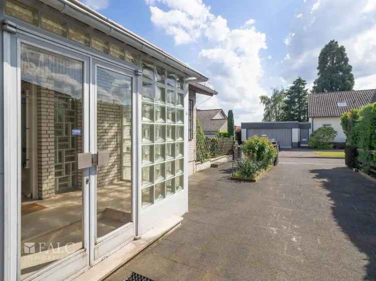 Sanierungsbedürftiger Bungalow auf großem Eckgrundstück in Odenthal-Glöbusch