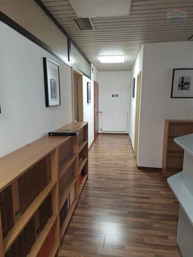 Große Büro oder Praxisräume in Schwalbach Hauptstraße zu vermieten.