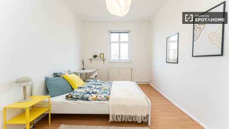 Zimmer in Apartment mit 5 Schlafzimmern in Berlin