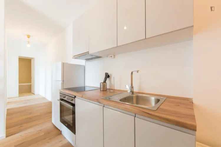 Doppelzimmer, mit Balkon, in 3-Schlafzimmer Wohnung