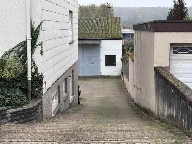 Attraktives Mehrfamilienhaus mit 4 Wohneinheiten, 7 Garagen und einer ca. 491 m² großen Lagerhalle