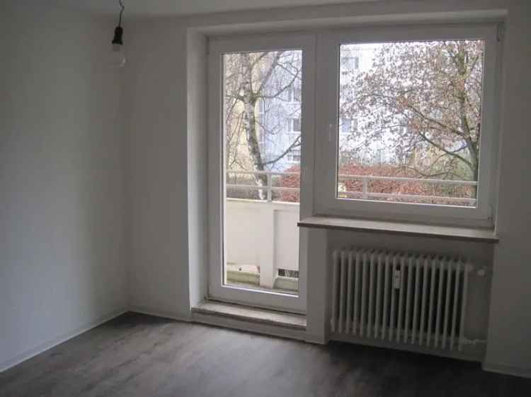 Schön renovierte, großzügige 2-Zimmer-Wohnung mit Balkon