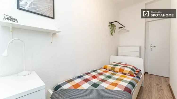 Zimmer zu vermieten in einer Wohnung in Berlin-Treptow