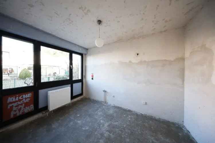 Köln-Höhenhaus: Modernisierungsbedürftiges Reiheneckhaus + Garage