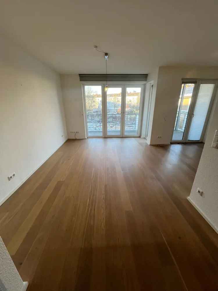 Helle 2 Zimmer Wohnung mit Balkon und Einbauk
