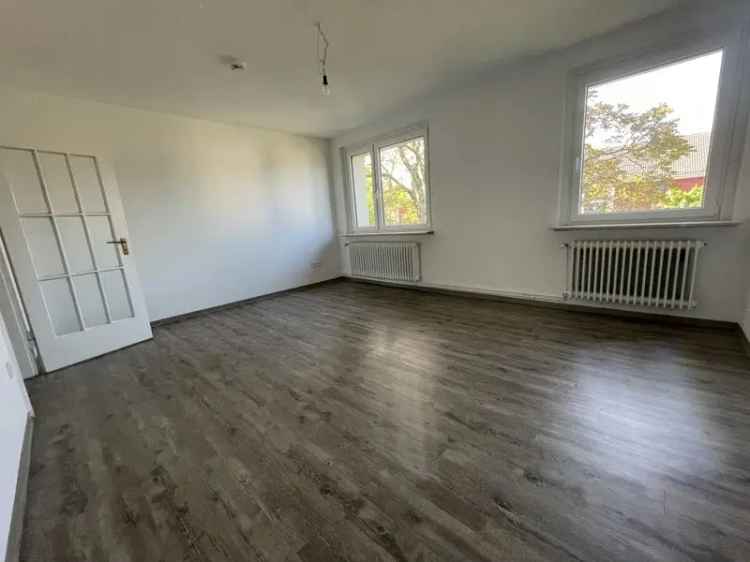 Aufgepasst: 5-Zi.-Wohnung mit großem Balkon.