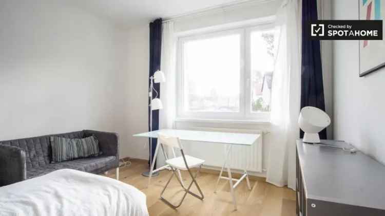 Helles Zimmer in Wohnung in Treptow-Köpenick, Berlin