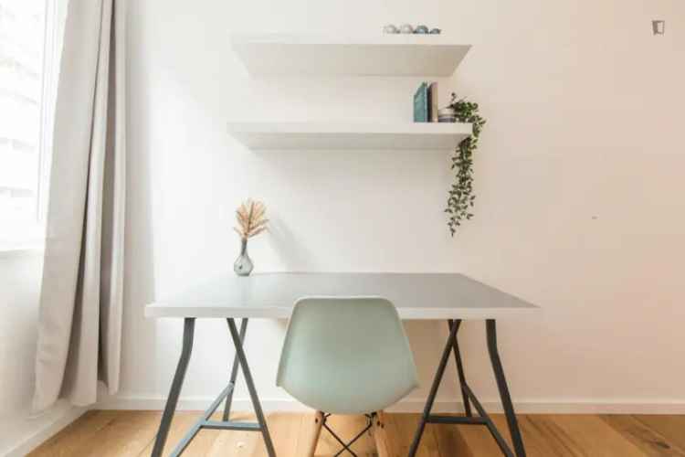Einbettzimmer, mit Balkon, in 4-Schlafzimmer Wohnung