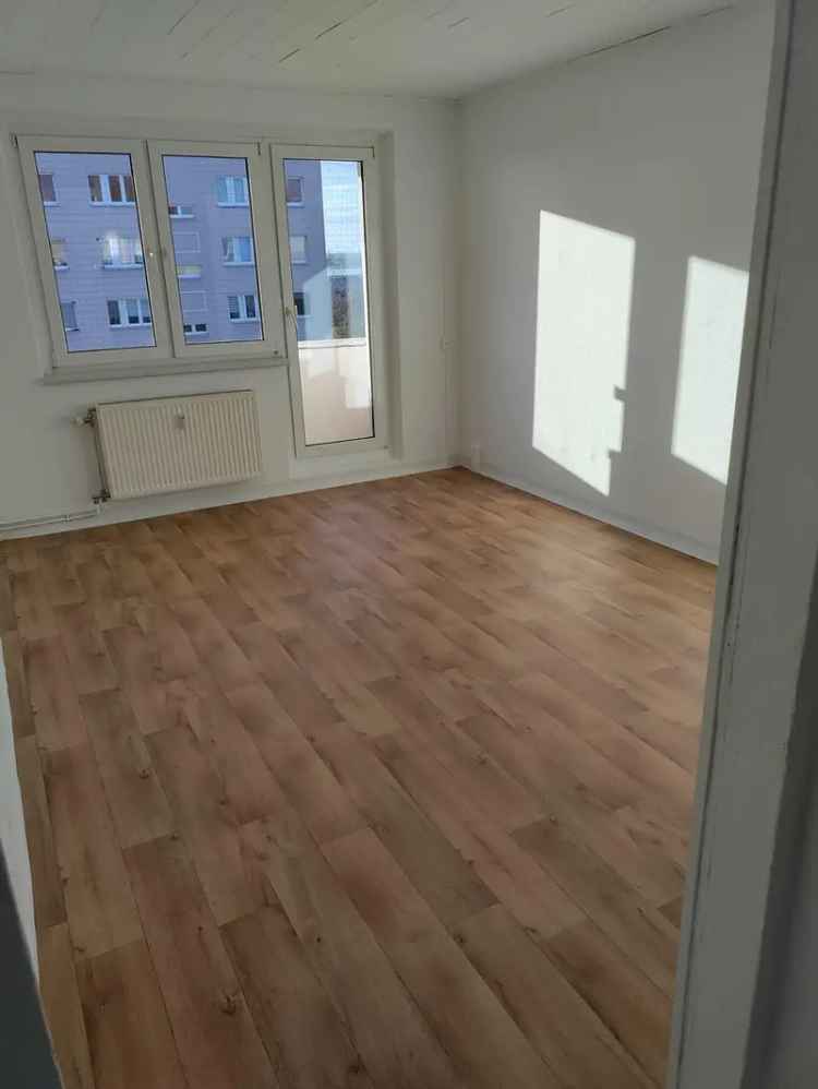 220 € | 59 qm | 3 ZKB mit Balkon | 3. OG | Günstige Fernwärme