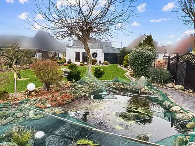 Großzügiges Haus in Delmenhorst mit Gartenidylle, Teich und Carport