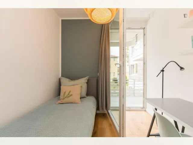 Einbettzimmer, mit Balkon, in 3-Schlafzimmer Wohnung