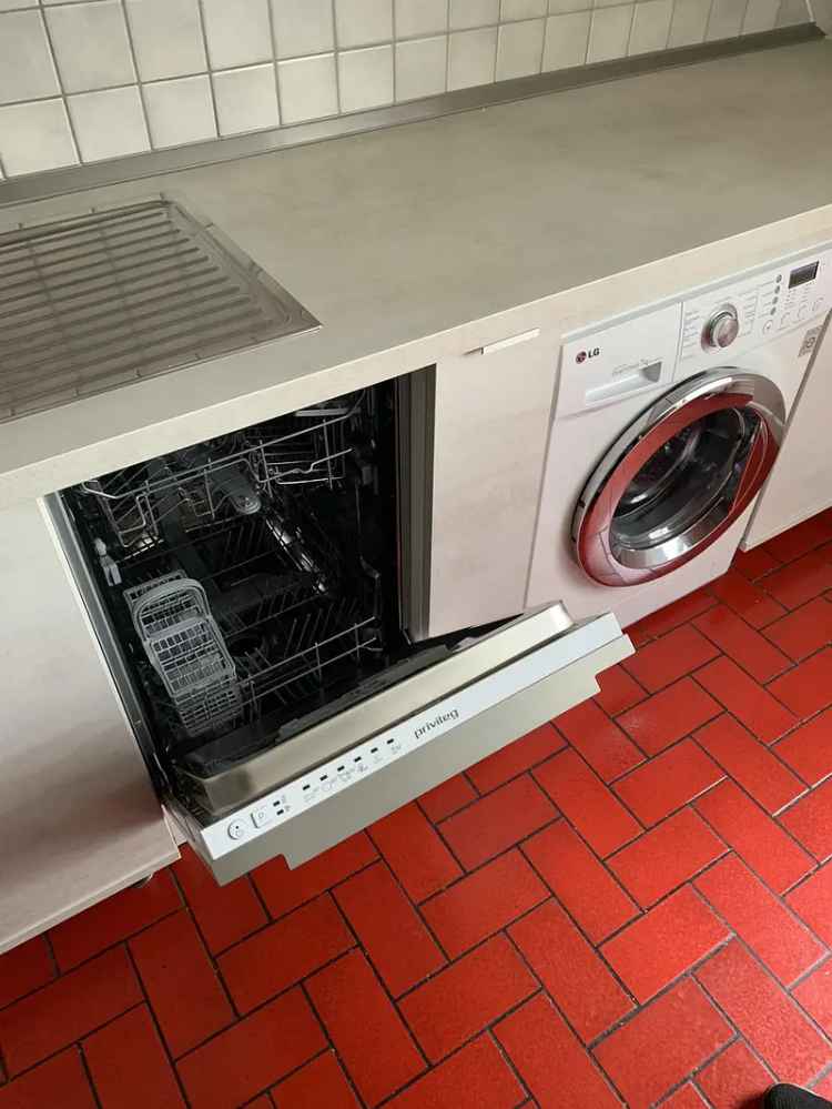 Ruhige Dachgeschosswohnung mit Einbauküche und Stellplatz