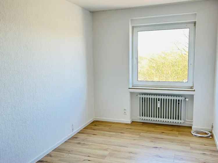 Großzügige 3,5 - Zimmer Wohnung - frisch renoviert!