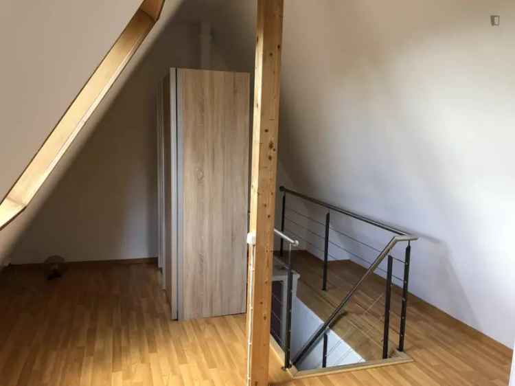 Einbettzimmer in 5-Schlafzimmer Wohnung