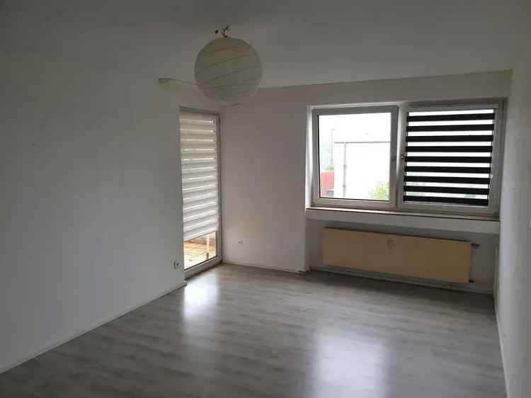 3 Zimmer mit Balkon, EBK und Garage, nahe S-Bahn - ab 15.05. oder 01.06.