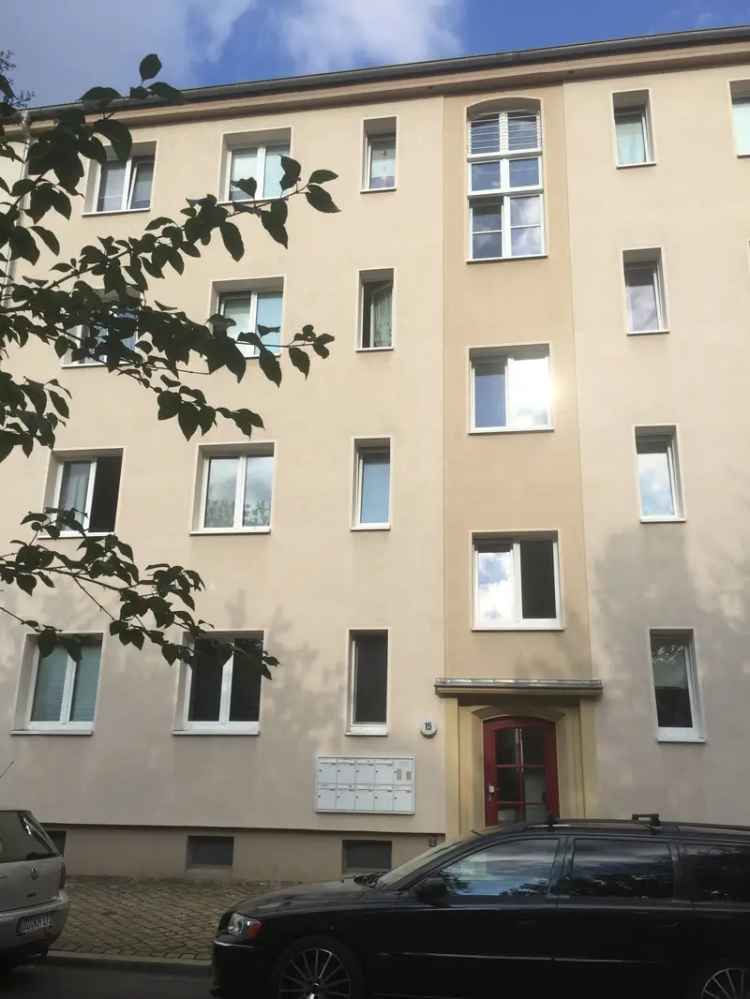 Sonnige Dachgeschoßwohnung mit Dachterrasse und PKW Stellplatz im Innenhof in grüner und zentraler Lage!