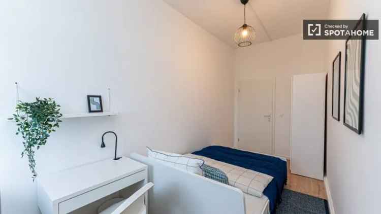 Zimmer zu vermieten in Wohnung mit 5 Schlafzimmern in Loreto, Rom