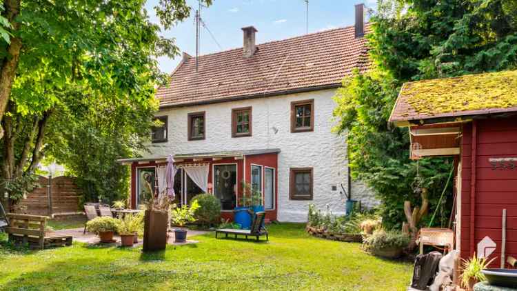 Historisches Bauernhaus: Kernsaniert mit großzügiger Wohnfläche und Ställen für Pferdehaltung
