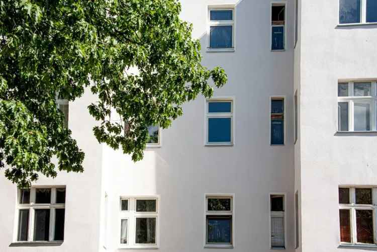 Investieren in Berlin Kapitalanlage mit Südwest-Balkon in einem Altbau-Eckhaus