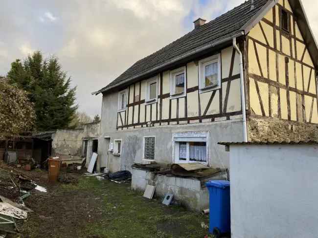 Grundstück mit Perspektiven: Sanierungsbedürftiges Haus oder Neubauplatz