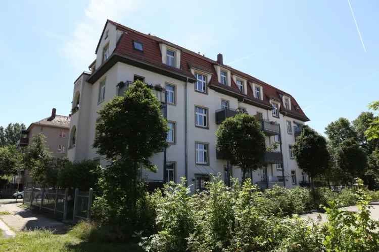 Schöne helle 3 Raumwohnung mit Balkon, Bad mit Fenster und Wanne
