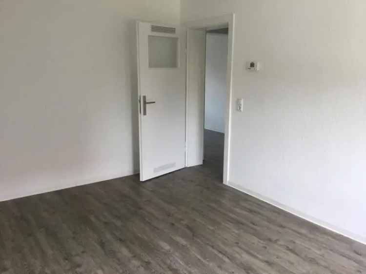 3 Zimmer Wohnung mit Balkon ab 01042025 Neu renoviert